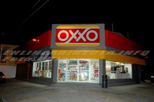 Empleada sufre asalto en Oxxo